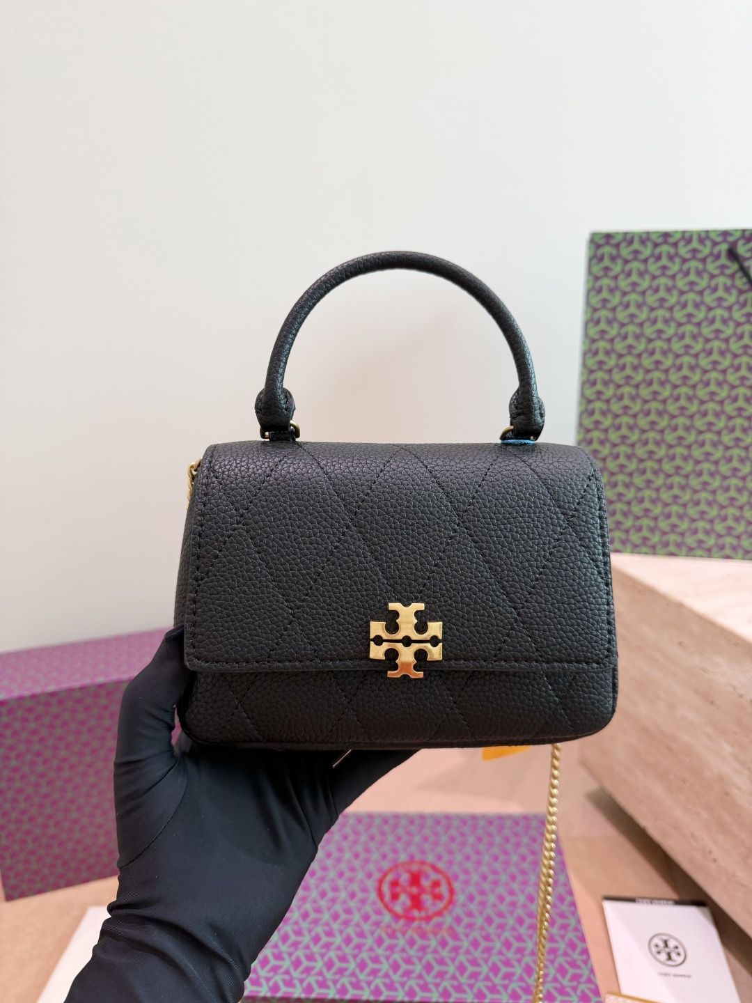 配礼盒 Tory Burch Charlie迷你手提斜挎包 菱格绗缝牛皮｜可手提可斜挎可单肩 ▫️尺寸：17.5&times;12&times;6cm 随身必需品轻松收纳