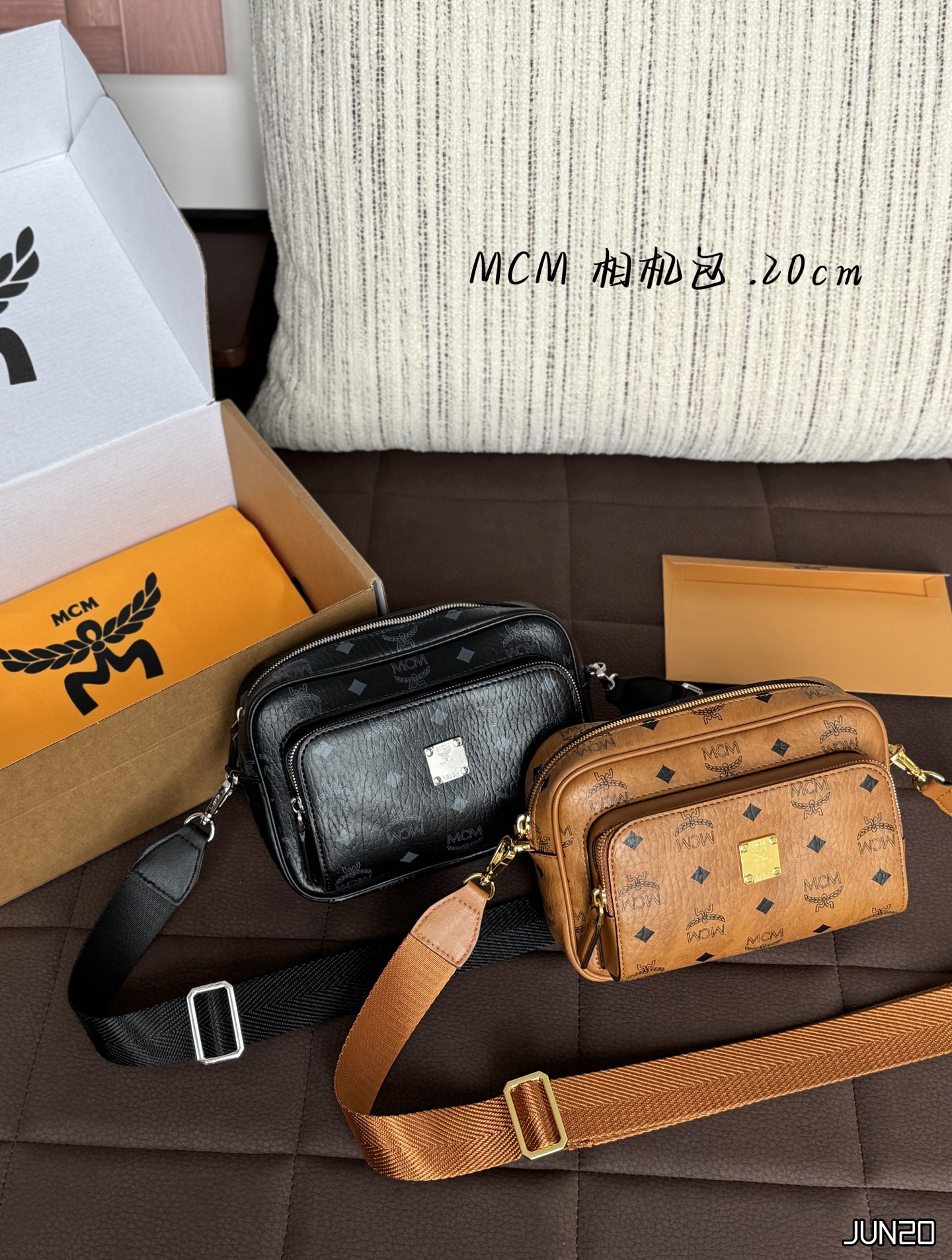 size：20&times;17 MCM Klassik Visetos 相机包 斜挎包 可单肩可斜挎的Visetos Klassik相机包太经典了 男女都可，一包三用 小身材大容量 一点都不夸张噢〰 