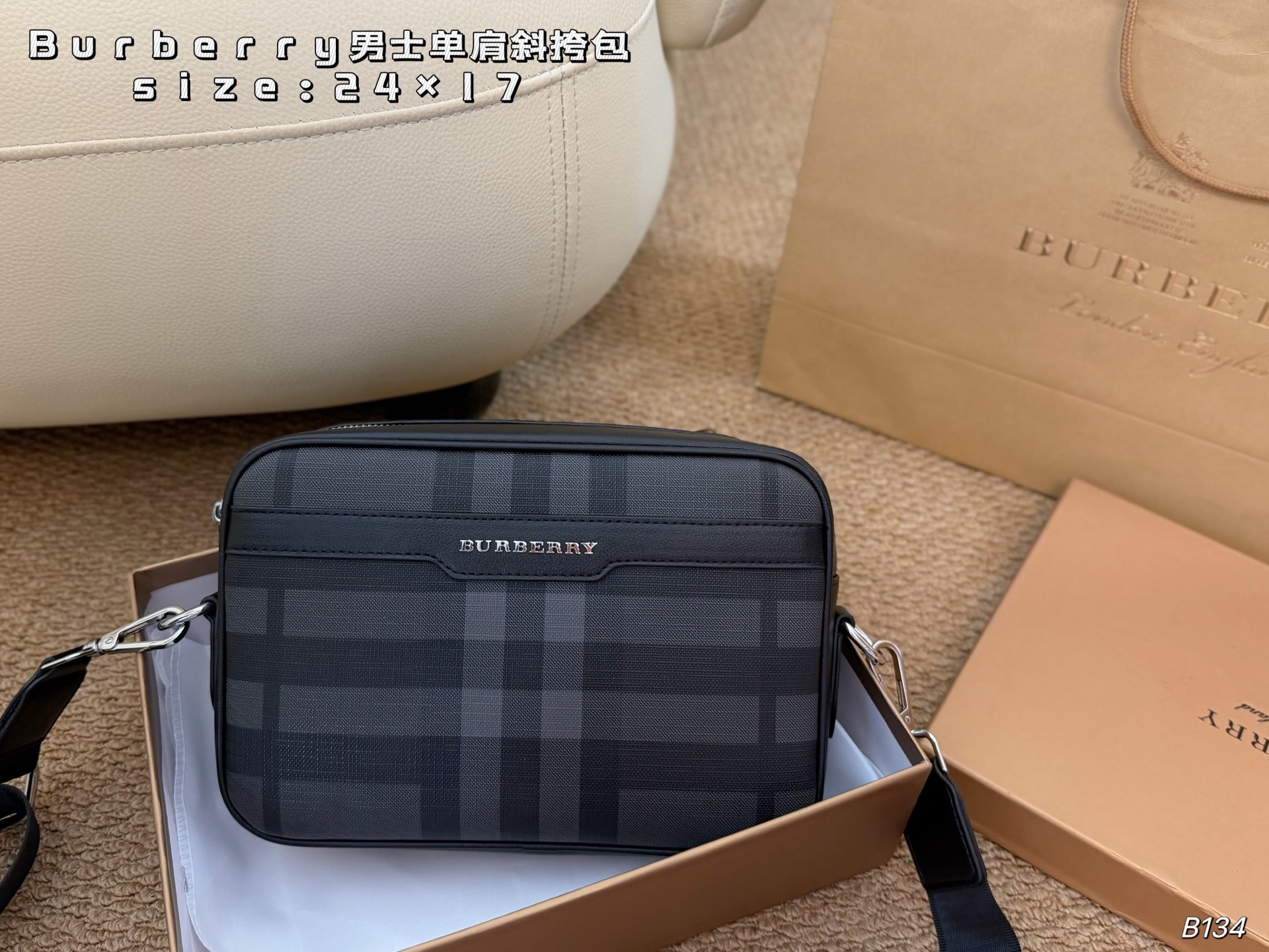 （配盒）  size：24&times;17 Burberry 巴宝莉格纹男士单肩斜挎包 经典格纹设计，质感十足！ 肩带可调节，单肩斜挎都可 男女都可背，容量超棒 上身百搭又可爱，气质满满！